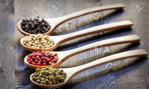 35644452-grains-de-poivre-vert-rouge-blanc-et-noir-mélangés-dans-une-cuillère-en-bois-faible-profondeur-de-ch Poivre blanc bio